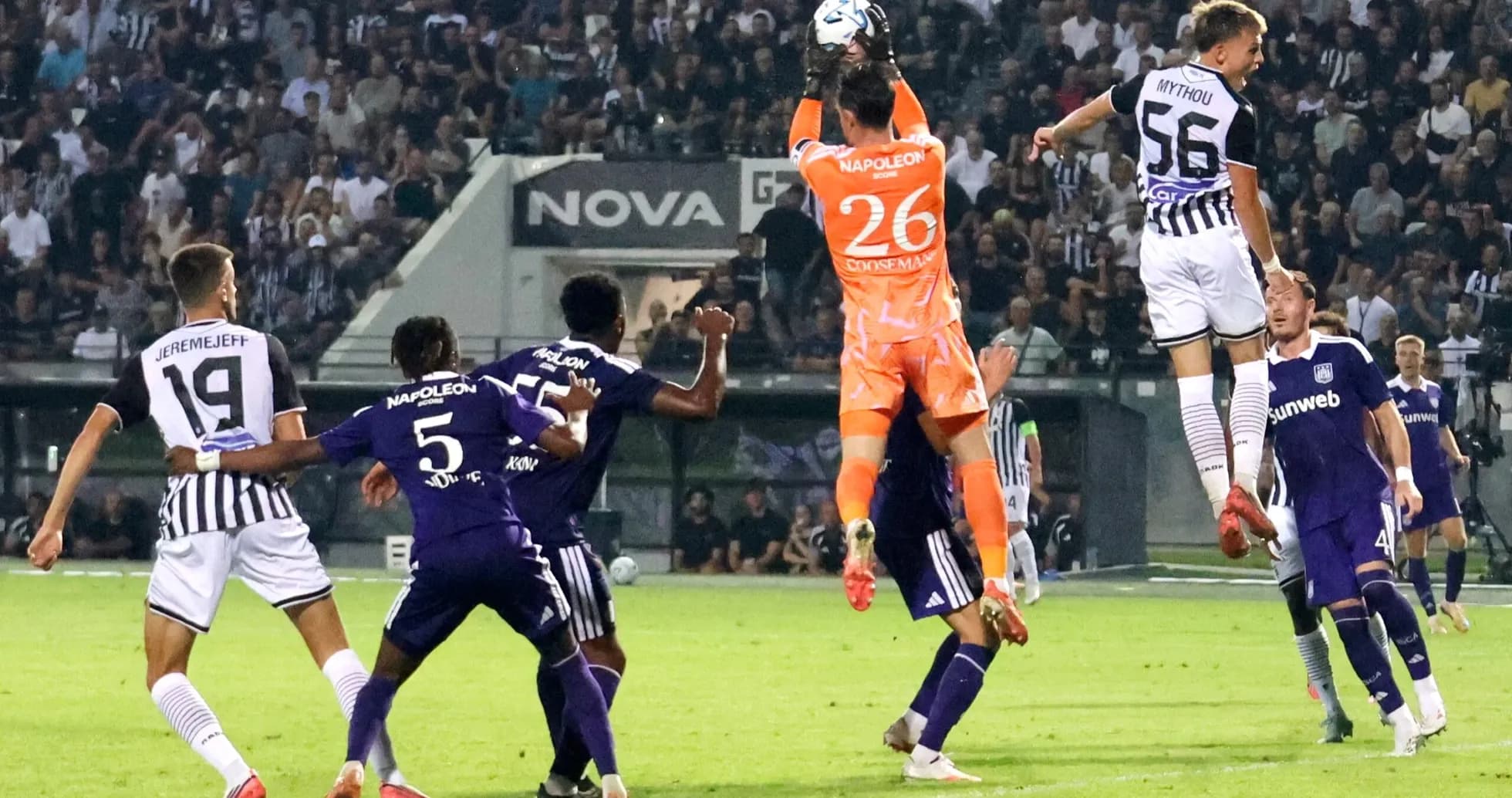 Gardien de but attrapant le ballon en match