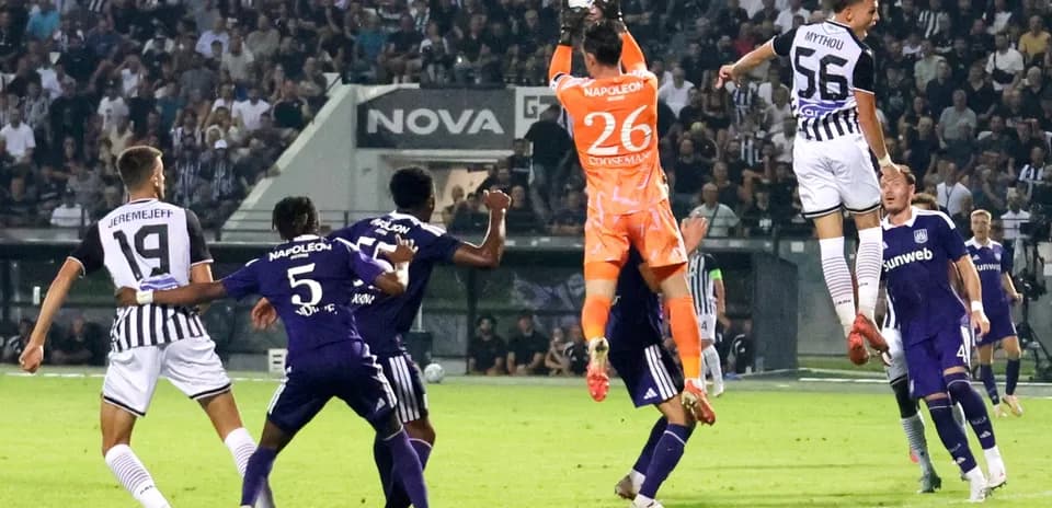 Gardien de but attrapant le ballon en match
