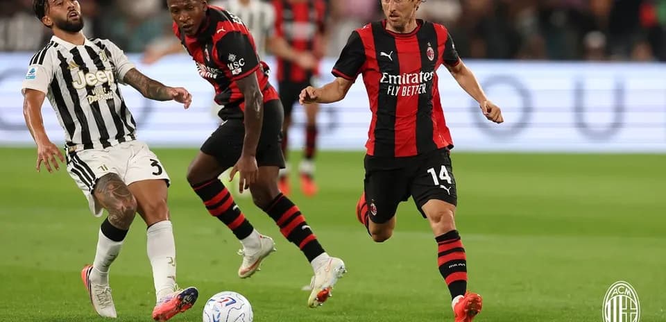 Joueurs de Juventus et AC Milan en action