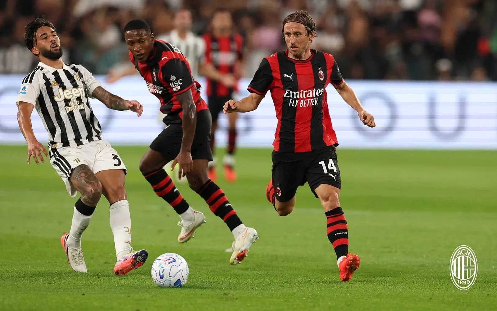Joueurs de Juventus et AC Milan en action