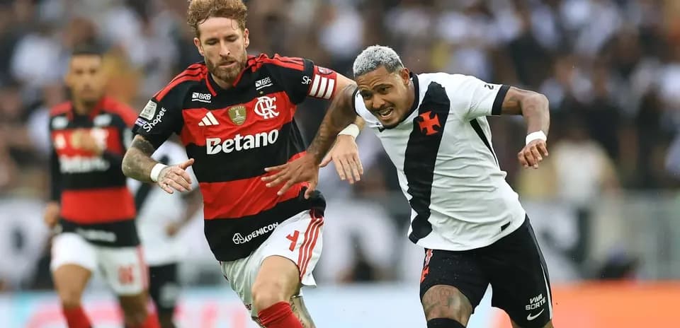 Joueurs de Vasco et Flamengo en action