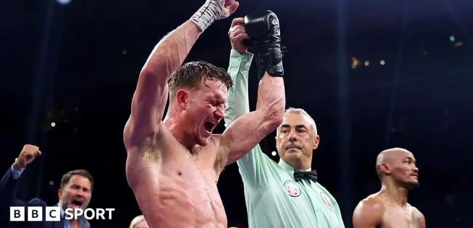 Boxeur levant les bras après sa victoire