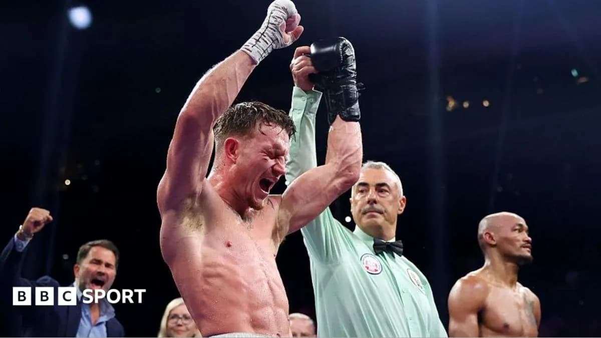 Boxeur levant les bras après sa victoire