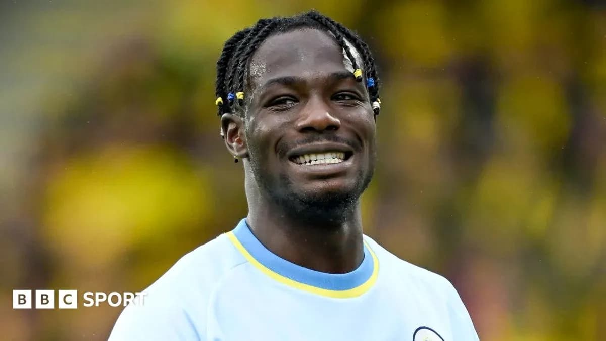 Joueur souriant en maillot de football sur le terrain
