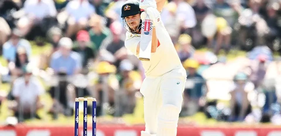 Joueur frappant la balle lors d'un match de cricket