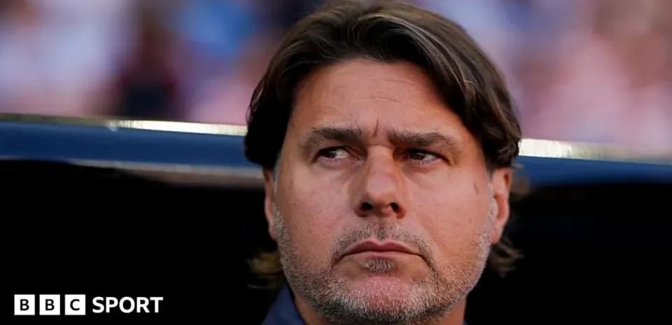 Entraîneur observant le match depuis le banc