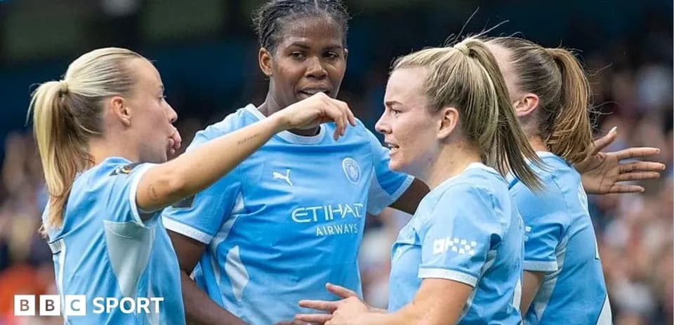 Joueuses de Manchester City célébrant un but ensemble