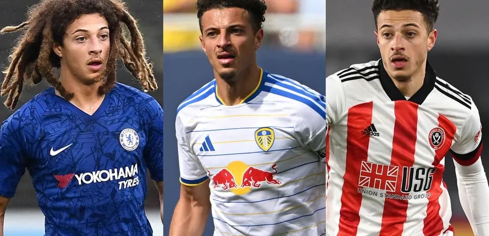 Trois joueurs en action sur le terrain de football