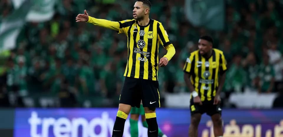 Joueur de l'équipe en uniforme jaune et noir sur le terrain