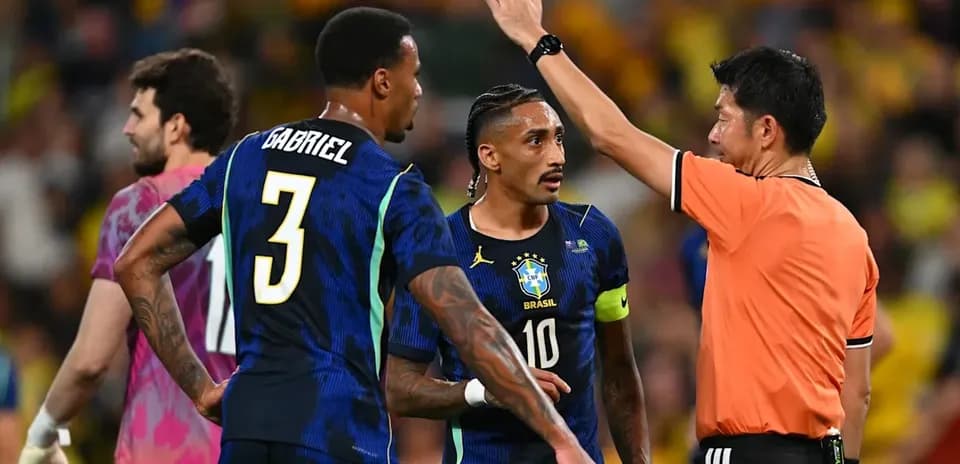 Joueurs brésiliens discutant avec l'arbitre pendant le match