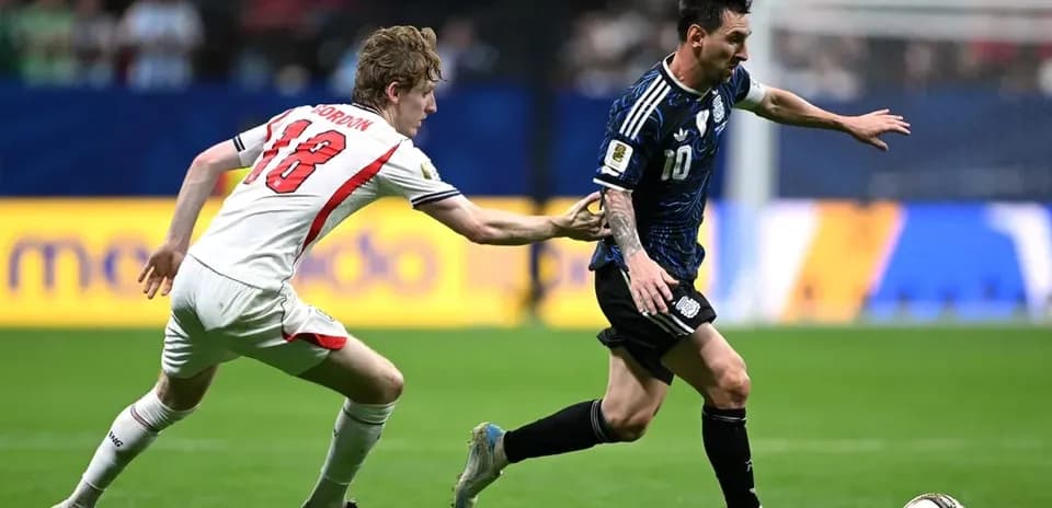 Joueur en maillot bleu dribblant pendant un match
