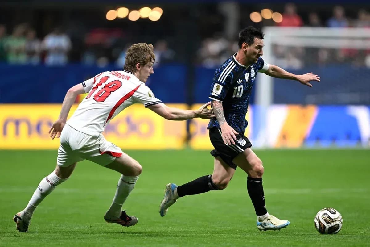 Joueur en maillot bleu dribblant pendant un match