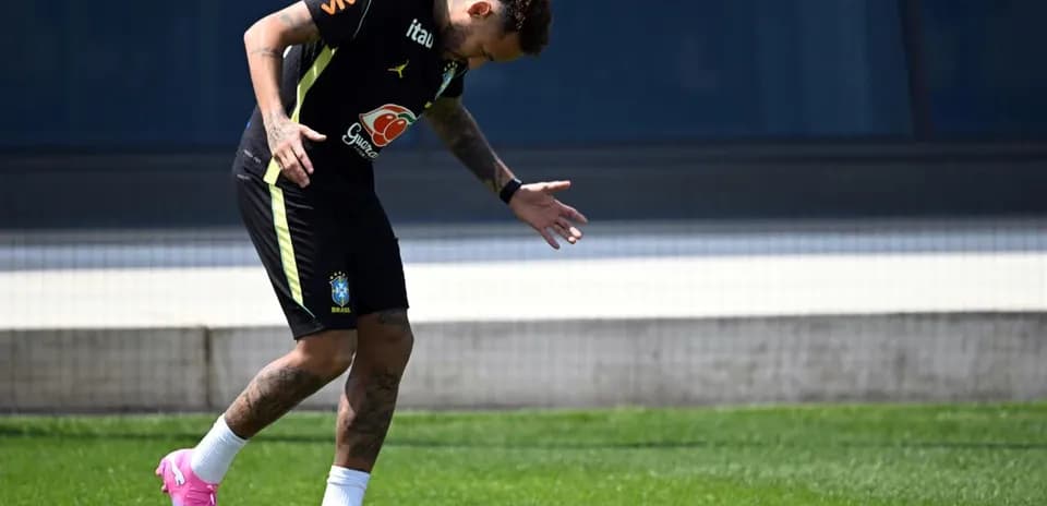 Joueur s'entraînant sur le terrain de football