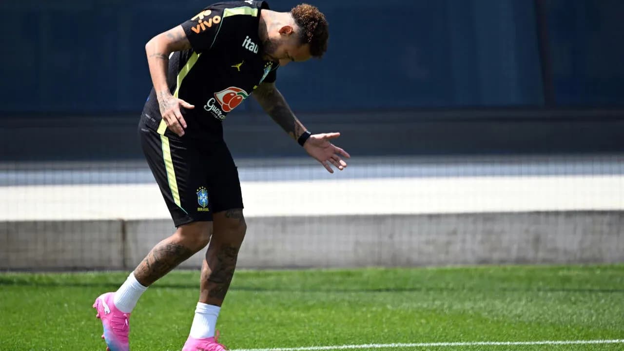 Joueur s'entraînant sur le terrain de football