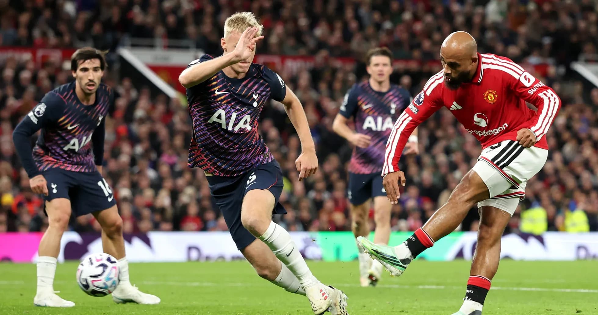 Un joueur de Manchester United tirant au but
