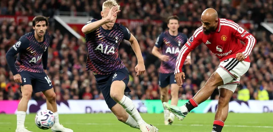 Un joueur de Manchester United tirant au but