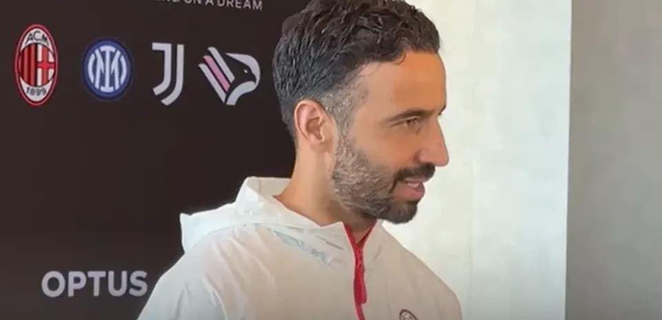 Homme parlant lors d'une conférence de presse