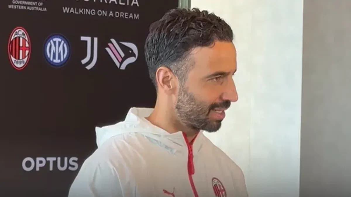 Homme parlant lors d'une conférence de presse