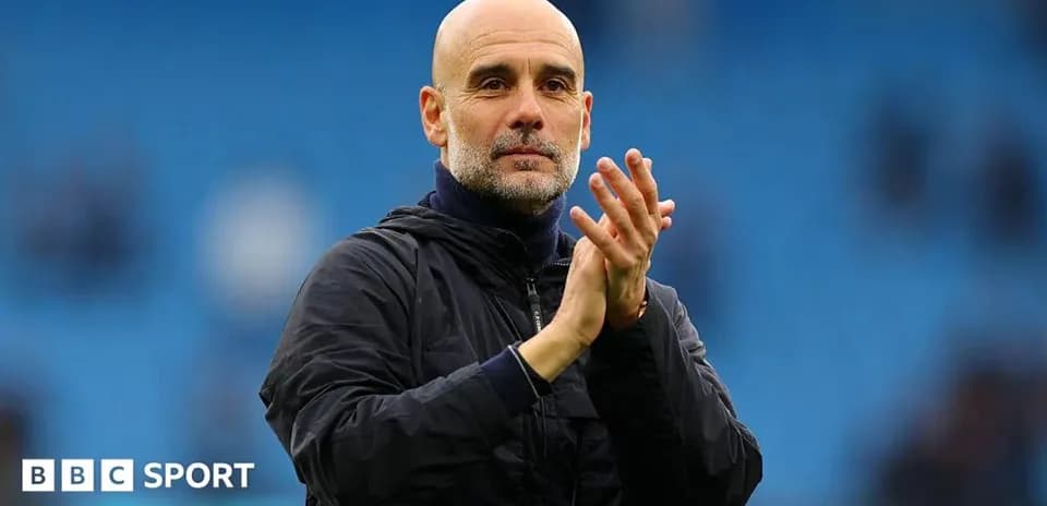 Entraîneur applaudissant sur le terrain après le match
