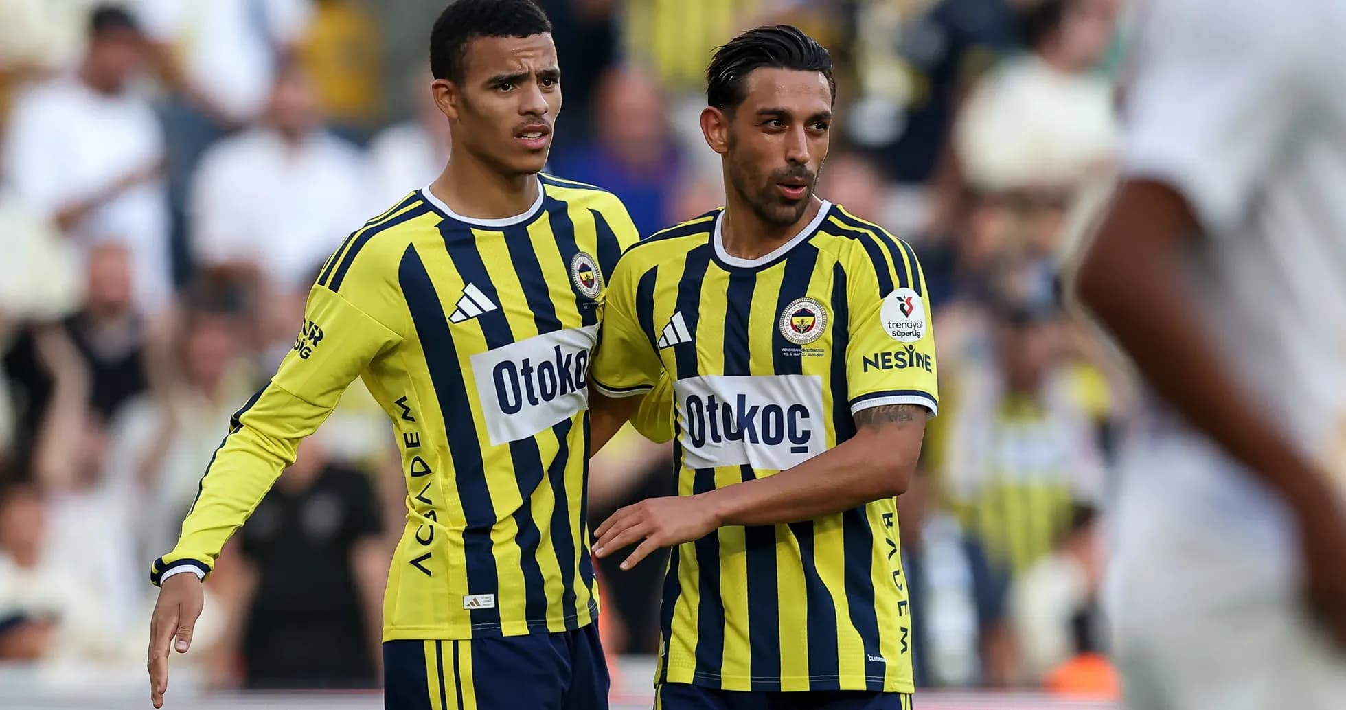 Deux joueurs de Fenerbahçe en discussion sur le terrain