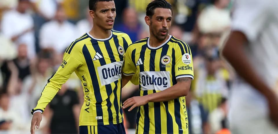 Deux joueurs de Fenerbahçe en discussion sur le terrain