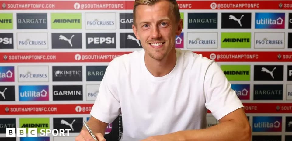 Joueur signant un contrat à Southampton FC