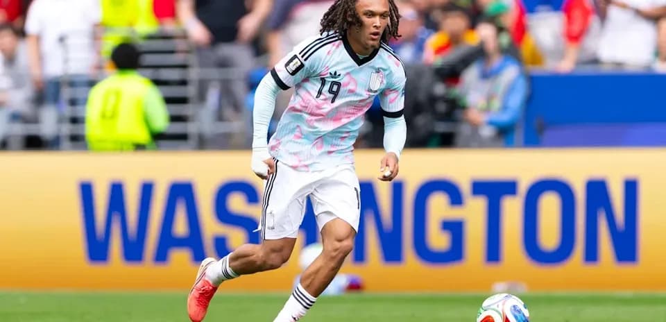Joueur en action sur le terrain avec ballon