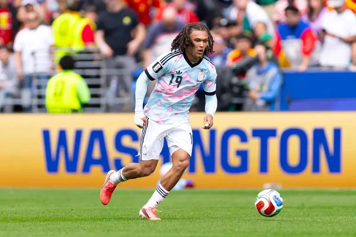 Joueur en action sur le terrain avec ballon