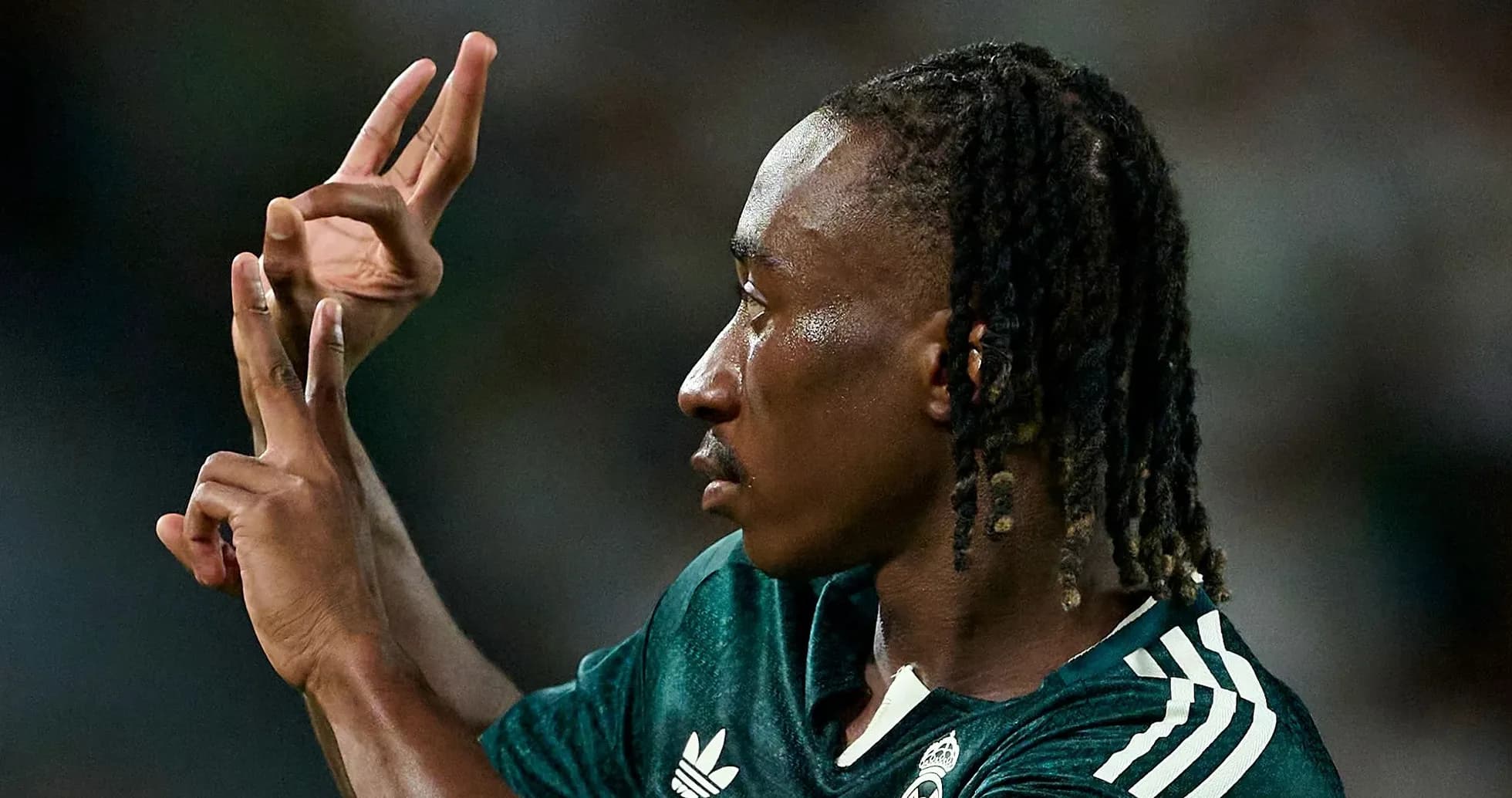 Joueur célébrant avec les mains sur le terrain