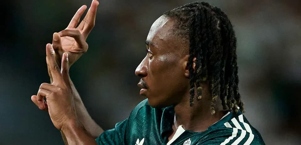 Joueur célébrant avec les mains sur le terrain