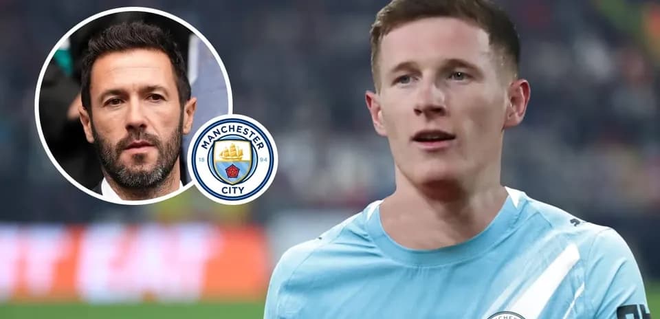 Joueur de Manchester City avec un logo du club