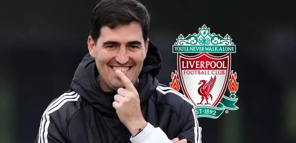 Entraîneur souriant avec logo de Liverpool en arrière-plan
