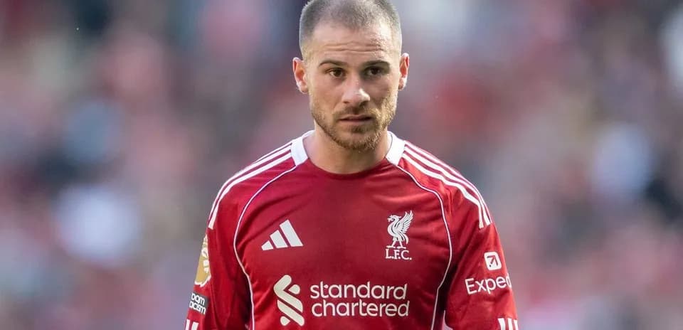 Joueur de Liverpool en maillot rouge sur le terrain