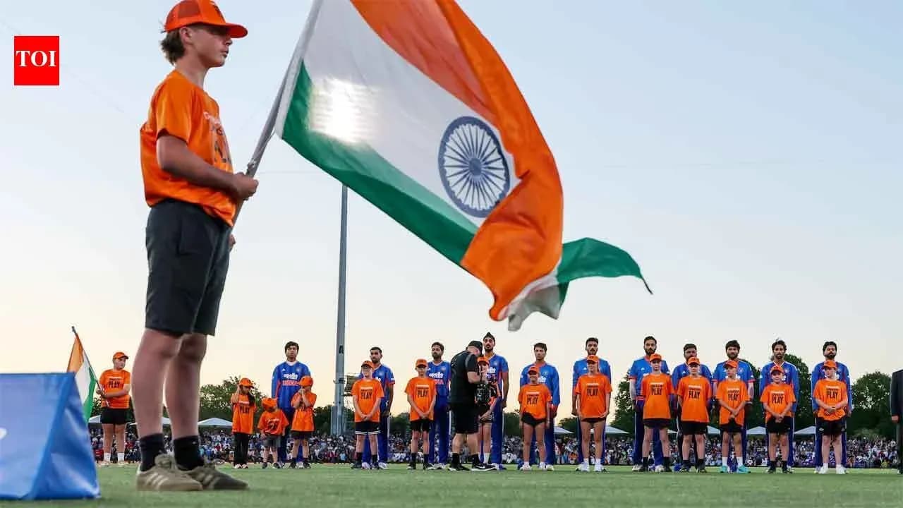 Enfant tenant le drapeau indien avant un match