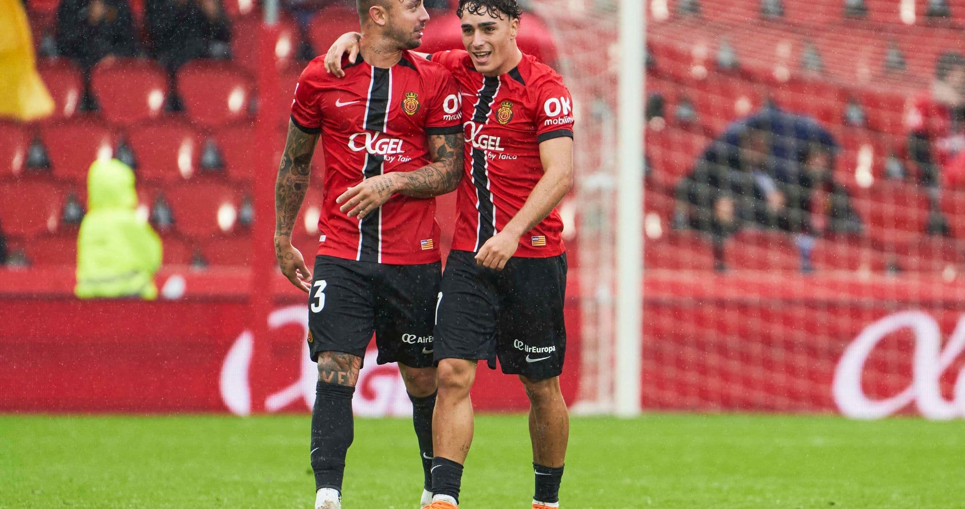 Deux joueurs de Mallorca se félicitent après un but
