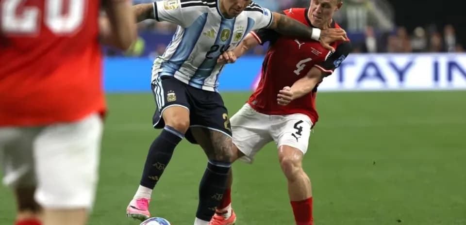 Joueur argentin dribblant un joueur autrichien en match