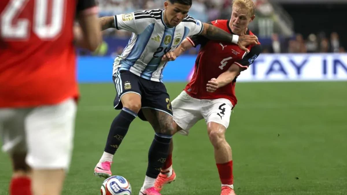 Joueur argentin dribblant un joueur autrichien en match