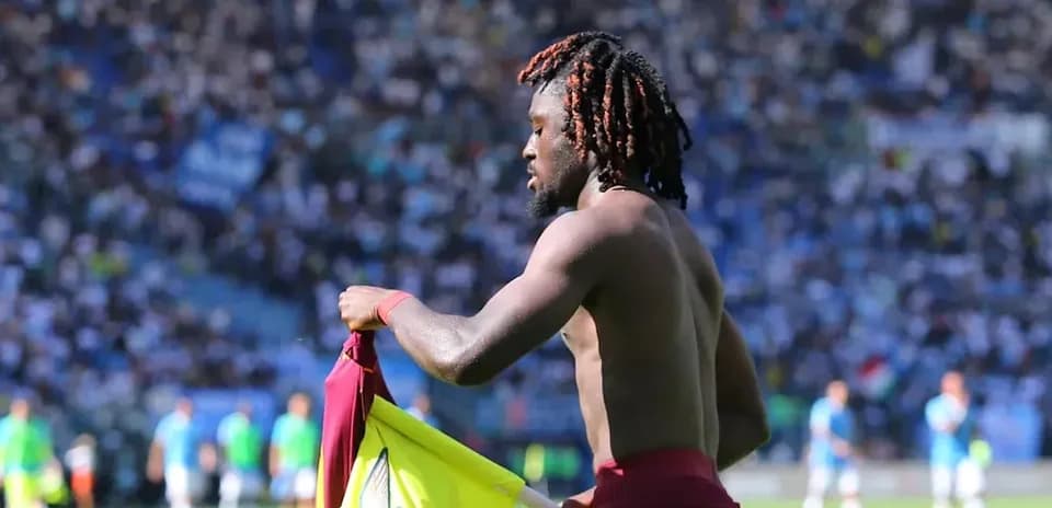 Joueur retirant son maillot sur le terrain