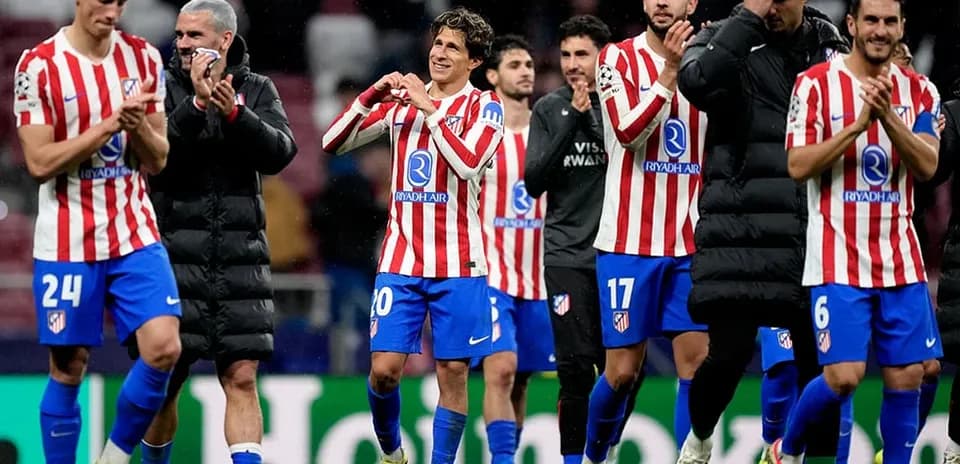 Joueurs de l'Atletico Madrid applaudissant les supporters