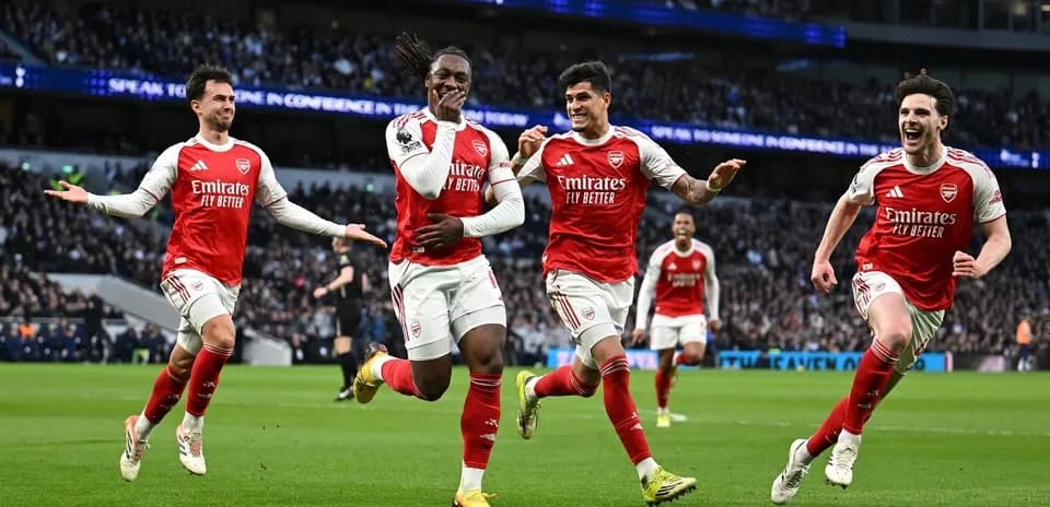 Joueurs d'Arsenal célébrant un but lors du match