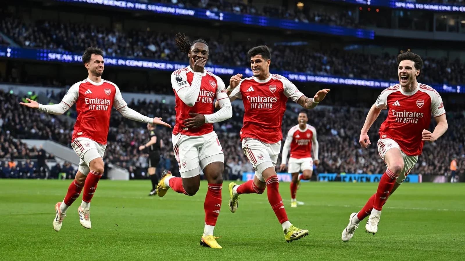Joueurs d'Arsenal célébrant un but lors du match
