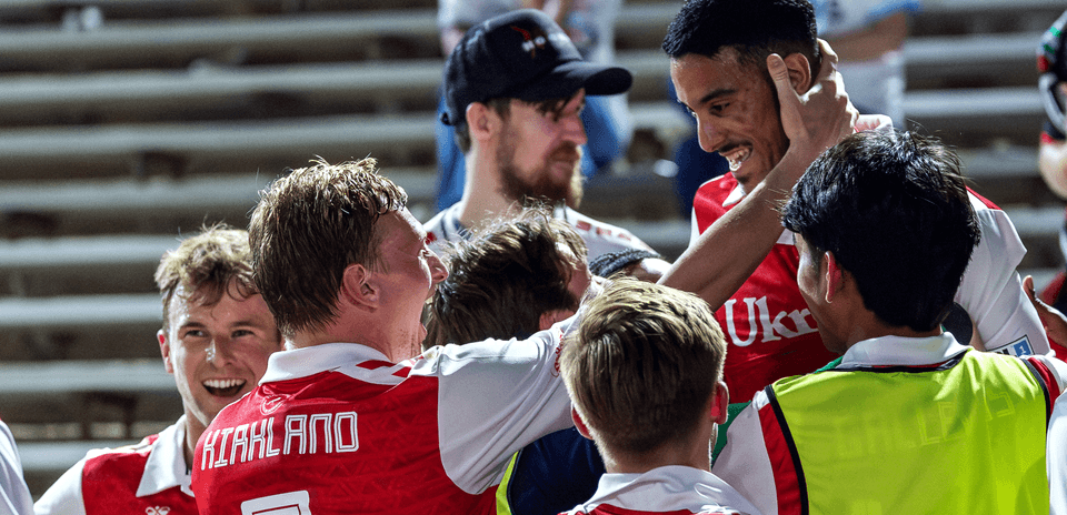Joueurs célébrant un but lors du match