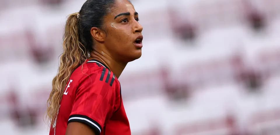 Joueuse en maillot rouge sur le terrain
