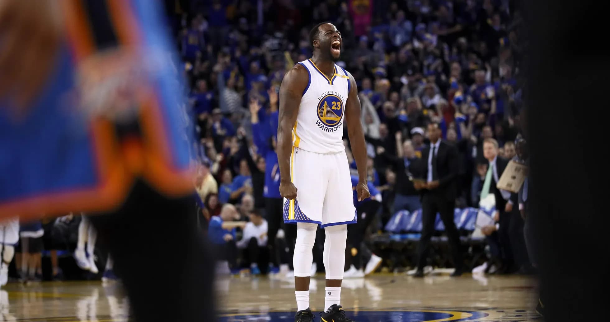 Joueur des Golden State Warriors exprimant sa joie sur le terrain