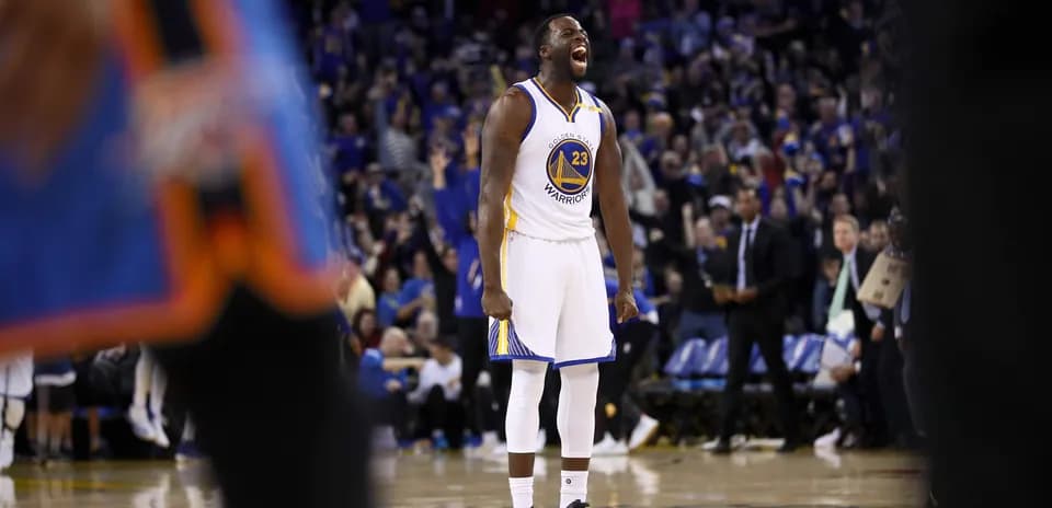 Joueur des Golden State Warriors exprimant sa joie sur le terrain