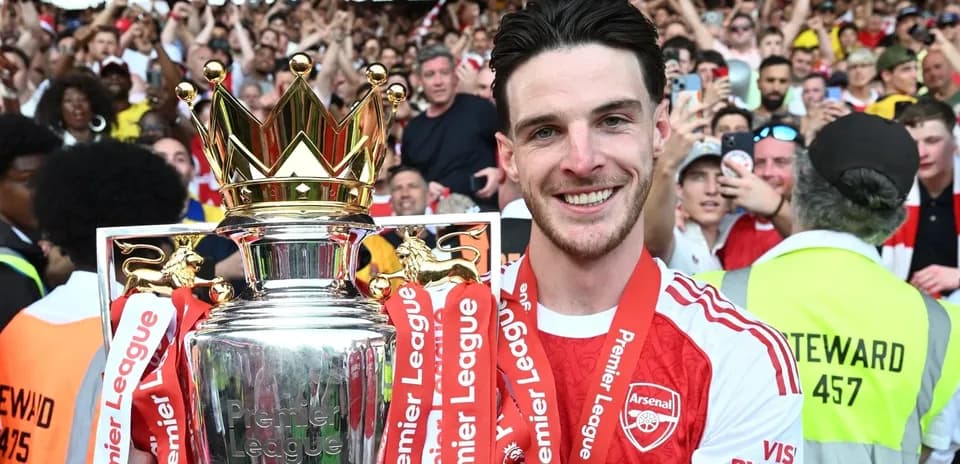 Joueur d'Arsenal tenant le trophée de la Premier League