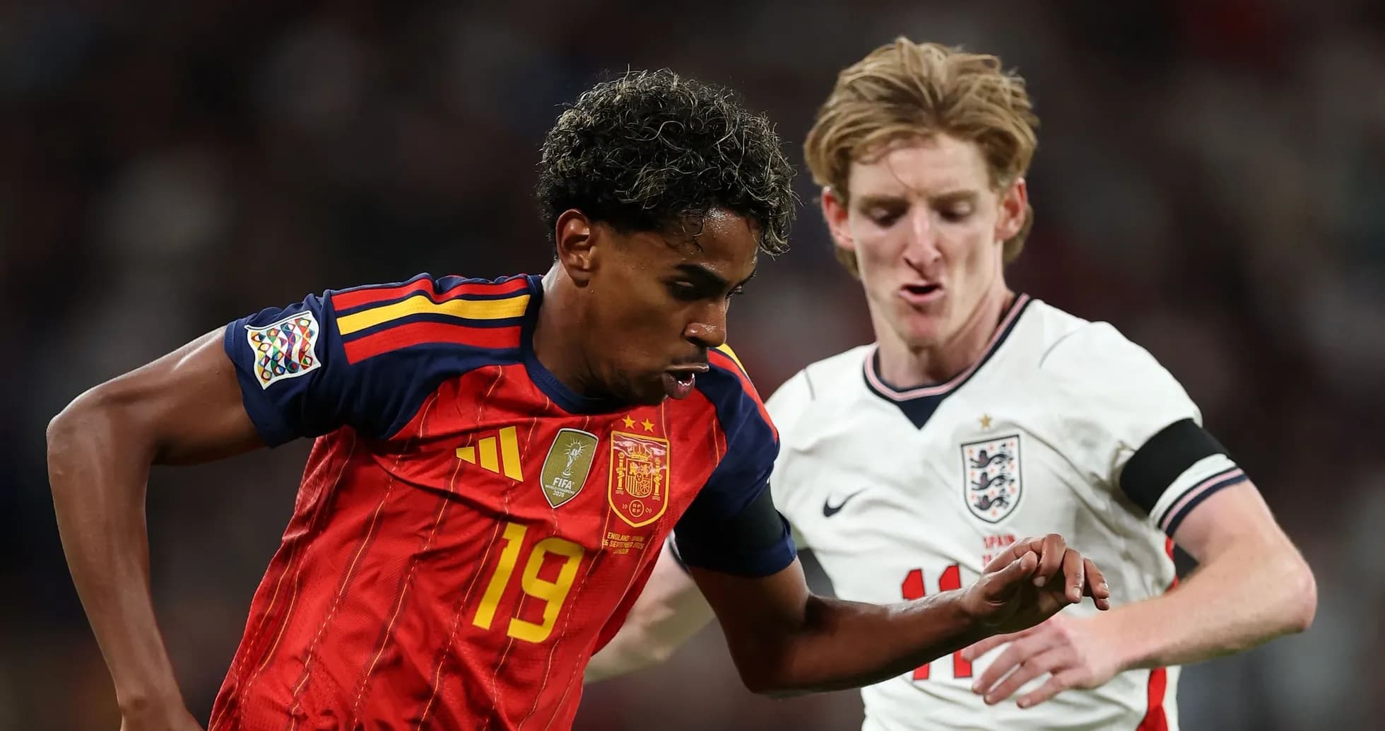 Joueur espagnol dribblant avec un joueur anglais en défense