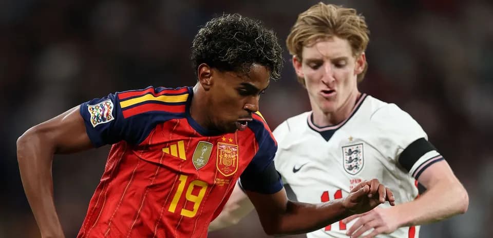 Joueur espagnol dribblant avec un joueur anglais en défense