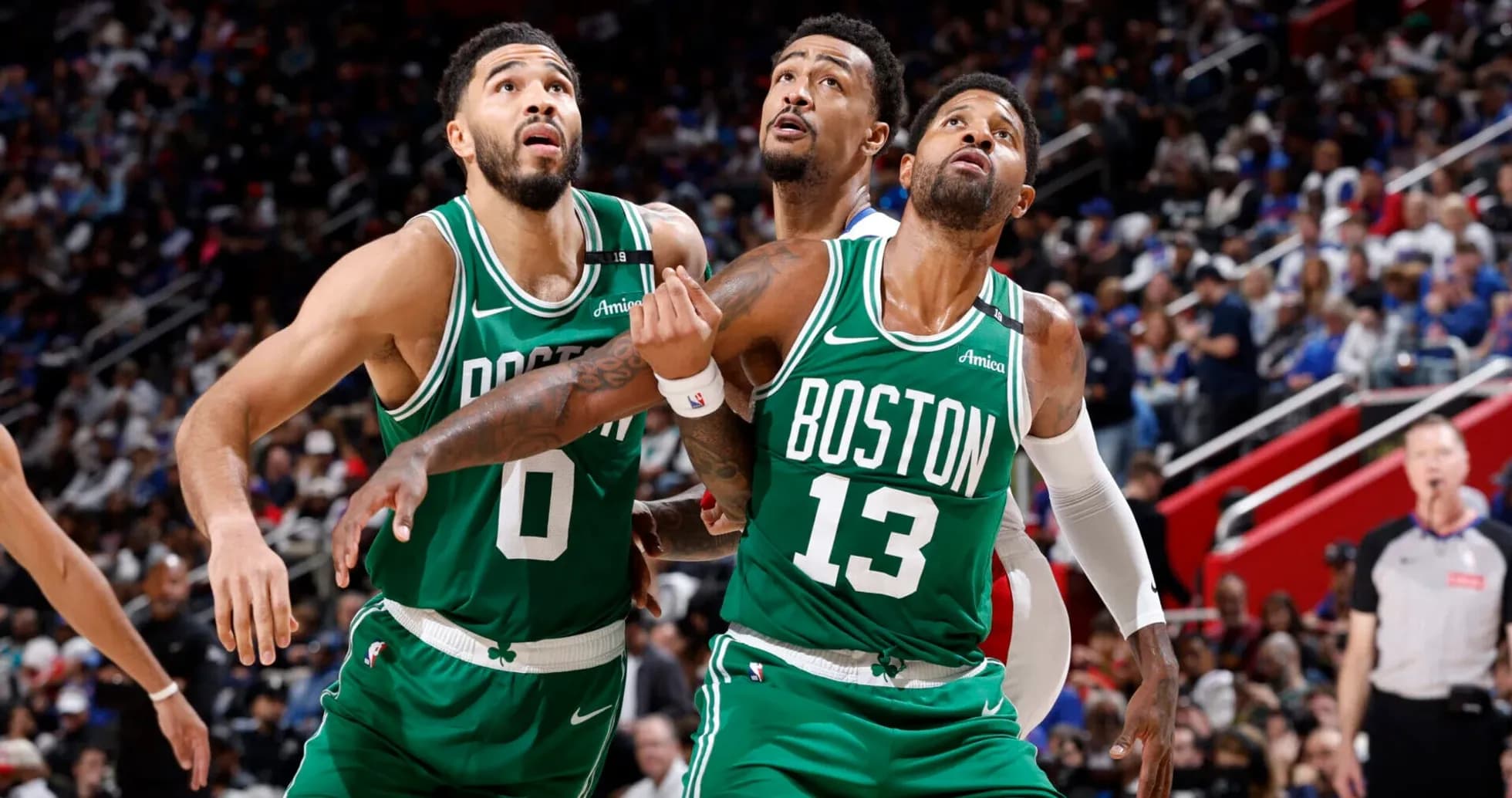 Trois joueurs des Boston Celtics en action sous le panier