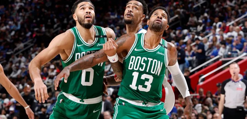 Trois joueurs des Boston Celtics en action sous le panier